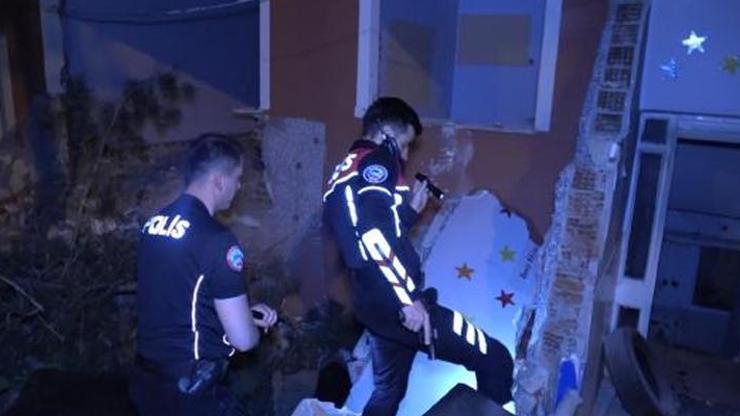Sağlık ekibine yardım eden polisi bıçakla yaralayıp kaçtı