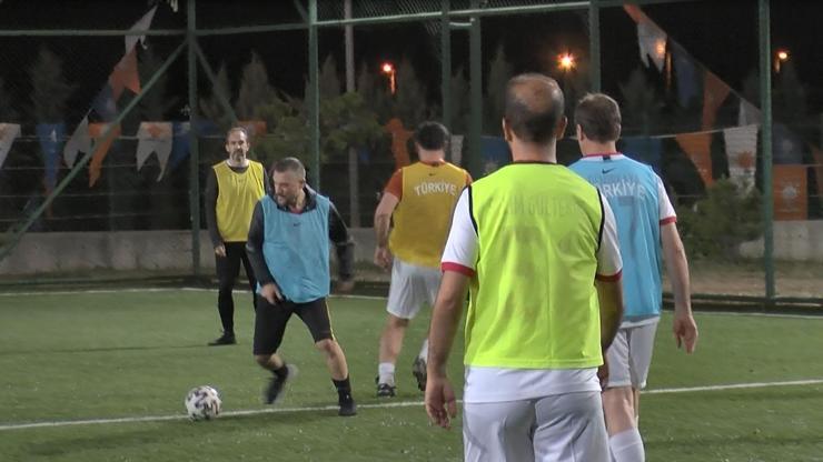 Bakanlar ve AK Partili vekiller sahada... Kızılcahamam kampına futbol arası