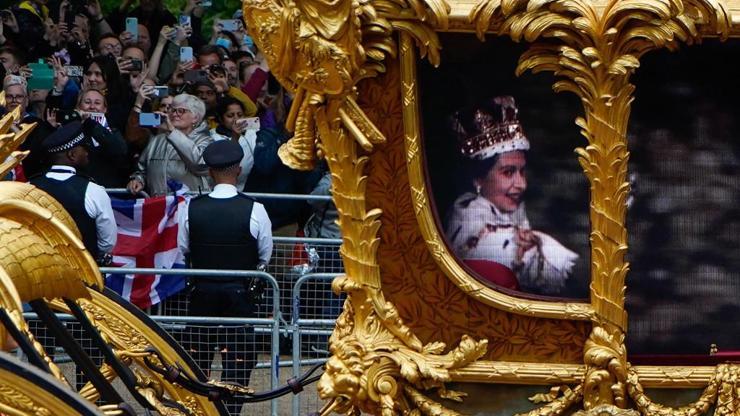70. yıl kutlamalarına Kraliçe Elizabethin hologramı damga vurdu