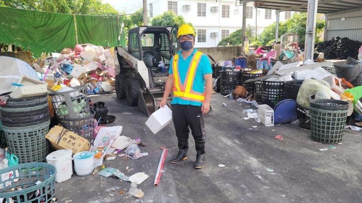 Tayvanda temizlik işçileri koronavirüse yakalandı, çöpleri belediye başkanı topladı
