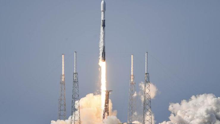SpaceX, Kaliforniyadan Alman keşif uydusunu fırlattı