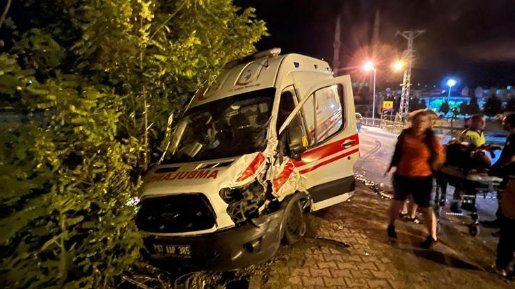 Trafik kazasına giden ambulanslar çarpıştı