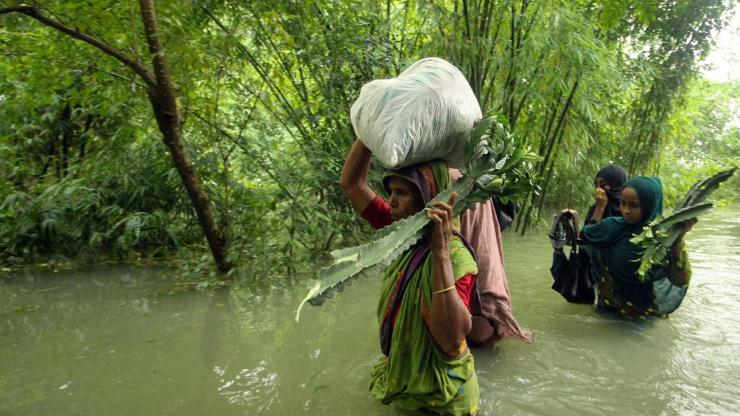 Hindistan ve Bangladeş’te aşırı yağış can aldı