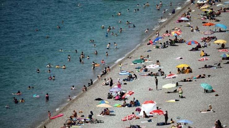 Okullar kapandı, gençler Antalya sahillerini doldurdu