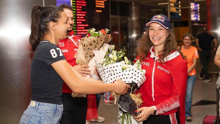 Ayşe Begüm Onbaşı İzmirde coşkuyla karşılandı