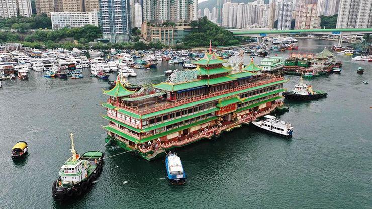 Hong Kongda yüzen restoran battı