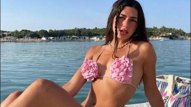 Sibil Çetinkaya çiçekli bikinisiyle Instagramı yaktı
