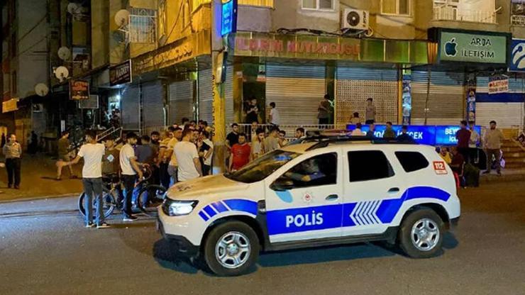 Diyarbakırda kuyumcuya ulaşamayan müşteriler iş yeri önünde toplandı