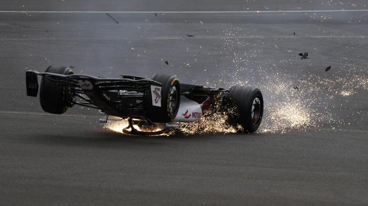 Formula 1de korkutan kaza Guanyu Zhounun aracı takla attı