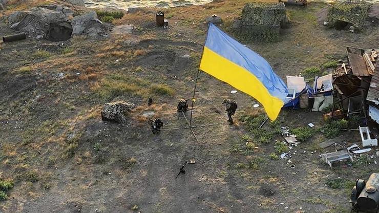 Yılan Adası mücadelesi: Ukrayna bayrak çekti, Ruslar vurduk dedi
