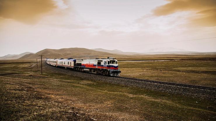 Bakan Karaismailoğlu paylaştı: Muhteşem manzara eşliğinde yol alan Doğu Ekspresi