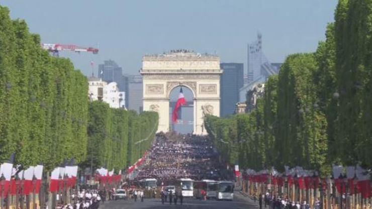 Fransada geçit törenli gövde gösterisi