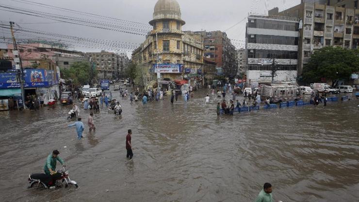 Pakistandaki sel felaketinde can kaybı 198e yükseldi