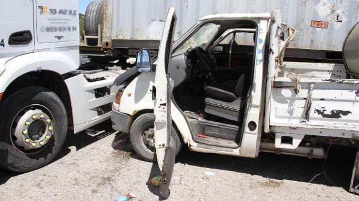 TIRla çarpışan süt toplama kamyonetinin şoförü yaralandı