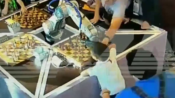 Satranç robotu yedi yaşındaki çocuğun parmağını kırdı
