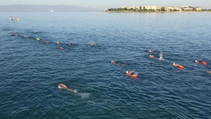 Otizme dikkat çekmek için 5 km kulaç attılar