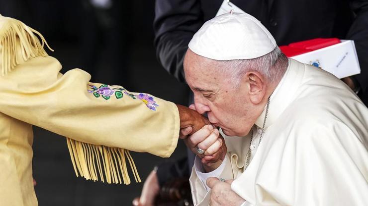 Papa Francis Kanada’da... Yerlilerden özür diledi