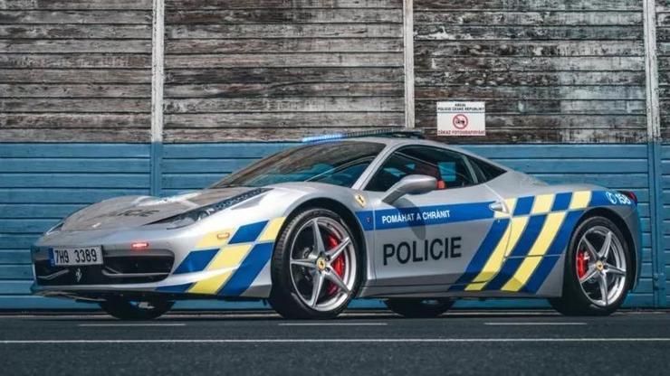 Çek polisi el koyduğu Ferrari’yi polis aracı yaptı