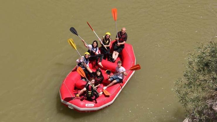 Turistlerin Karasu Nehrinde rafting keyfi