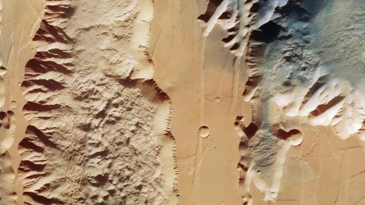 Güneş Sistemindeki en büyük kanyon görüntülendi