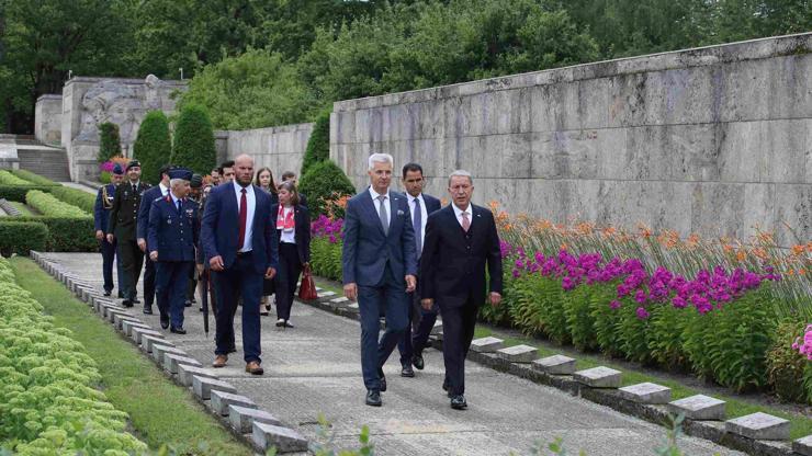 Milli Savunma Bakanı Hulusi Akar Letonya’da