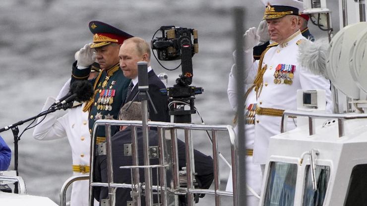 Putin, Rus donanması geçit törenine katıldı