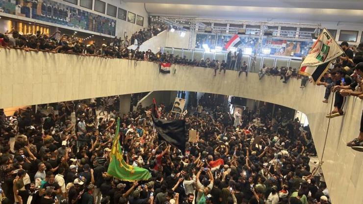 Irakta Sadr yanlıları yine parlamentoyu bastı