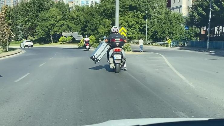 Trafikte bavul taşıyan motosikletli kamerada