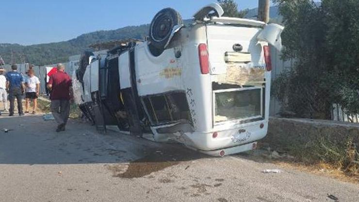 İzmirde yolcu minibüsü ile otomobil çarpıştı: 5 yaralı