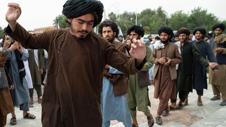 Taliban dansı: İktidarın 1’inci yılını böyle kutladılar