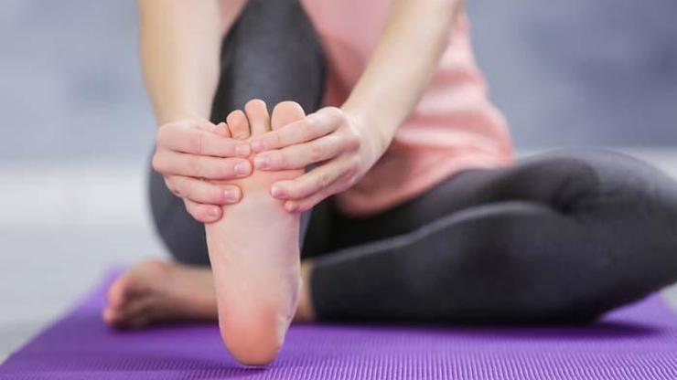 Ellerde ve ayaklarda oluşan bu hisse dikkat B12 vitamini seviyelerinin en dipte olduğunun işareti