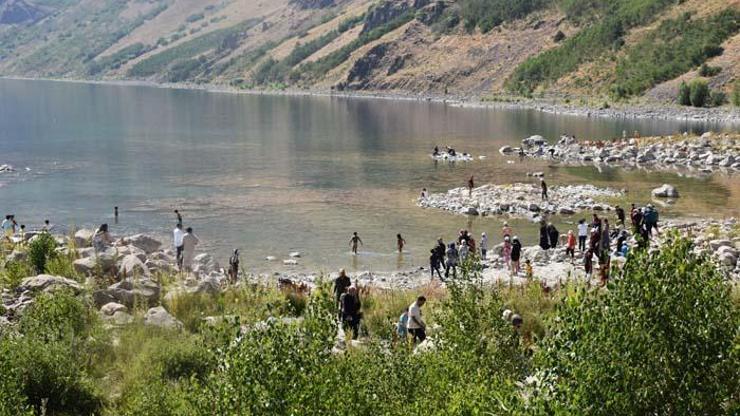 ‘Mükemmeliyet ödüllü’ Nemrut Kalderası ziyaretçi akınına uğruyor