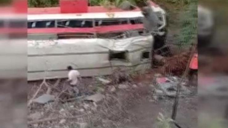 Hindistanda güvenlik güçlerini taşıyan otobüs nehre düştü: 7 ölü, 32 yaralı