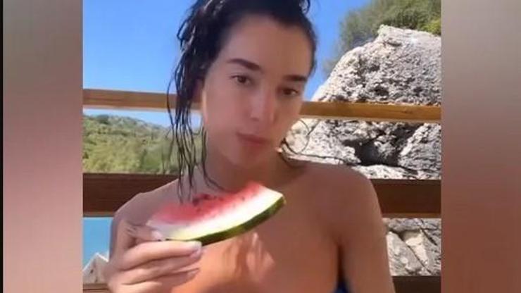 Dua Lipanın karpuzu pul biberle yemesi gündem oldu