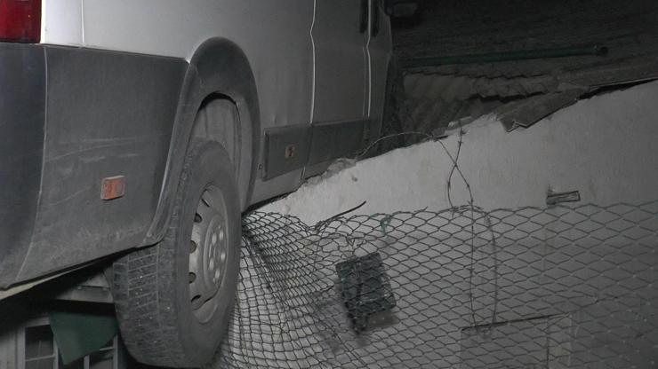Kocaeli’de ilginç kaza: Yoldan çıkan minibüs deponun çatısına çarptı