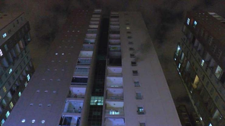 Bursada 23 katlı binadaki yangında, evlerini tahliye etmeyerek görüntü çektiler