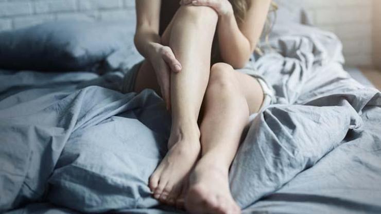 Huzursuz bacak sendromu kadınlarda 2 kat daha fazla görülüyor