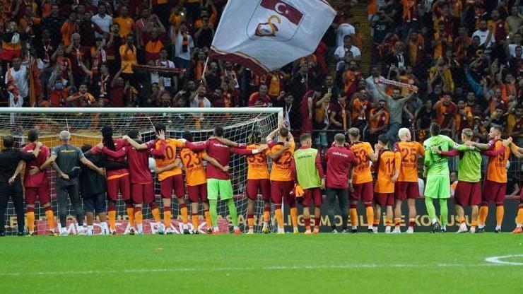 Galatasaray galibiyeti taraftarıyla kutladı