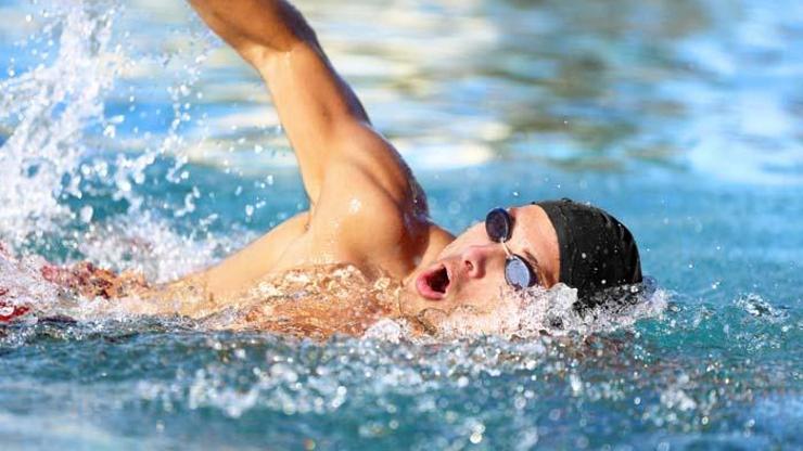 Uzmanlar öneriyor: Yüzmek stresi azaltır ve vücut ağrılarına iyi gelir