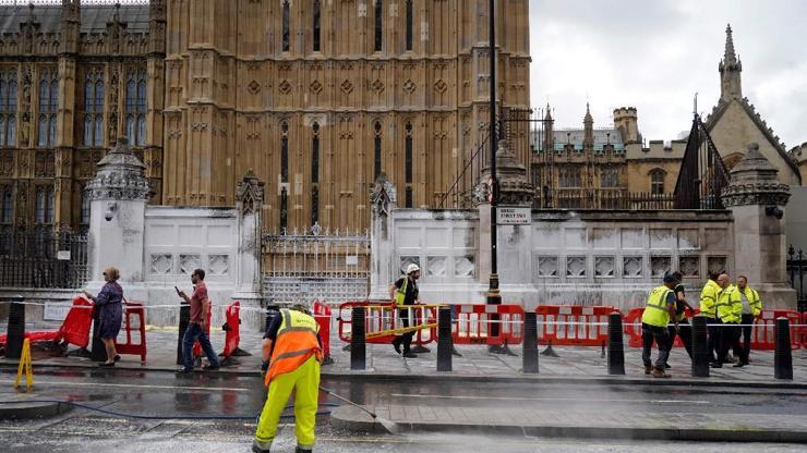 İngiltere’de parlamento binasına boyalı saldırı