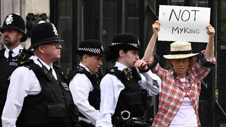 İngilteredeki monarşi karşıtı protestolarda ifade özgürlüğü tartışması