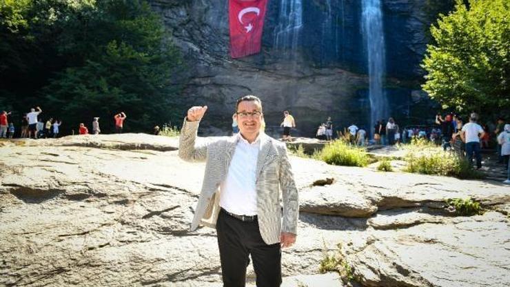 Suuçtu Şelalesinde 100 metrekarelik Türk Bayrağı açıldı