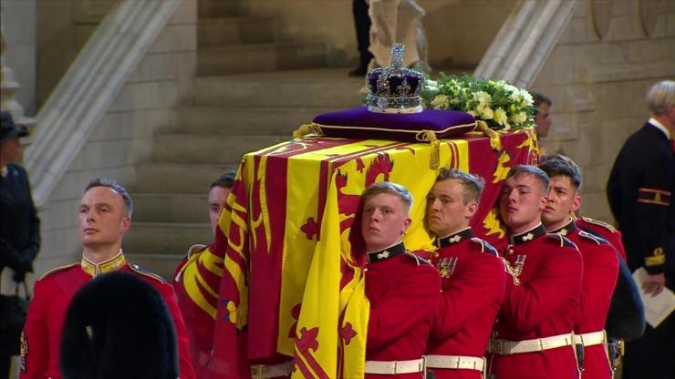 İngiltereden tarihi kareler: Kraliçe II. Elizabethin tabutu, Buckingham Sarayından ayrıldı