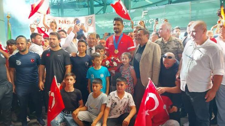 Dünya şampiyonu Taha Akgüle Ankarada coşkulu karşılama