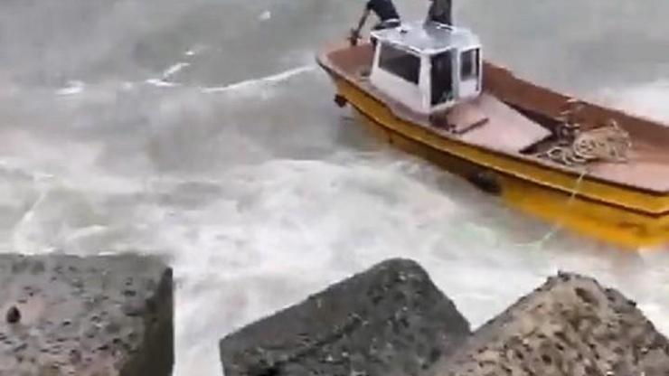 Alabora olan tekneyi kurtarmak isterken ölümle burun buruna geldiler: O anlar kamerada