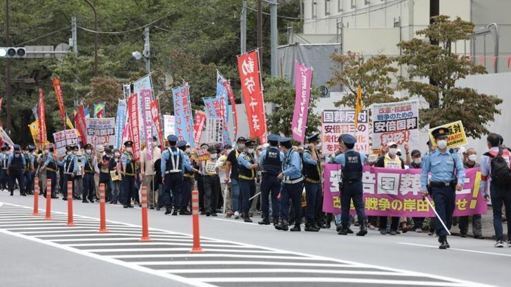 Japonyada Abe için yapılacak resmi cenaze törenine protesto: Ekonomik krize dikkat çektiler