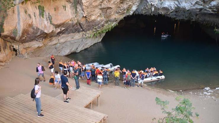 Türkiyenin en uzun yeraltı gölüne ziyaretçi akını