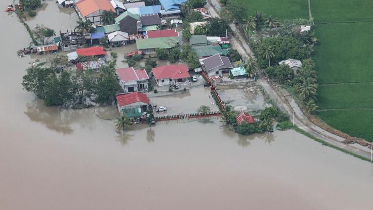 Filipinlerde tayfun alarmı: Kurtarma çalışmalarına katılan 5 görevli hayatını kaybetti