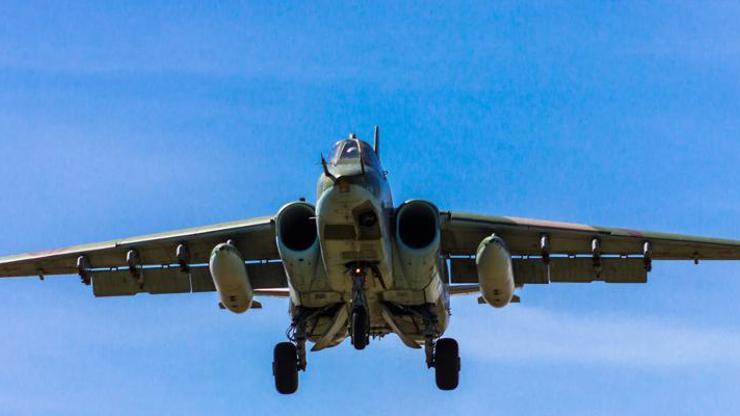 Komşuda korkutan anlar: Su-25 tipi savaş uçağı düştü
