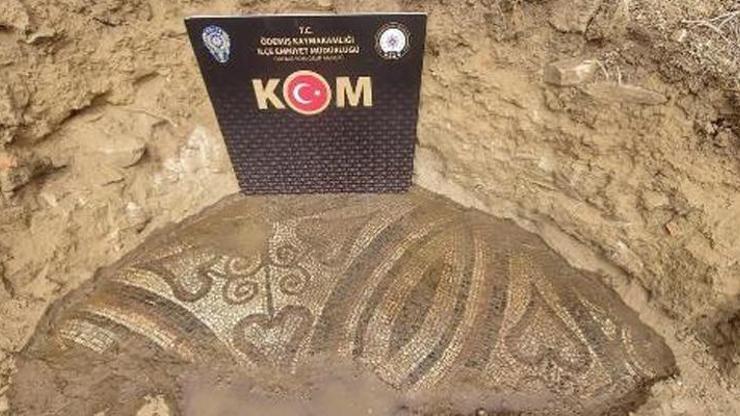 İzmirde 2 bin yıllık mozaik ele geçirildi; 1 gözaltı